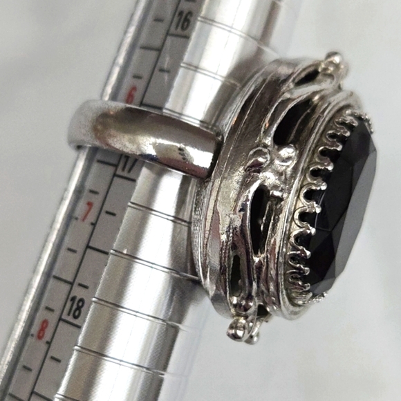 Vtg. WHITING & DAVIS Silver Ring with Ornate Design and Large Onyx Stone 6.5 - Picture 7 of 10